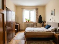 Pat așezat cu tăblia la peretele lateral plin, în diagonală față de ușă, cu culoare libere pe ambele părți